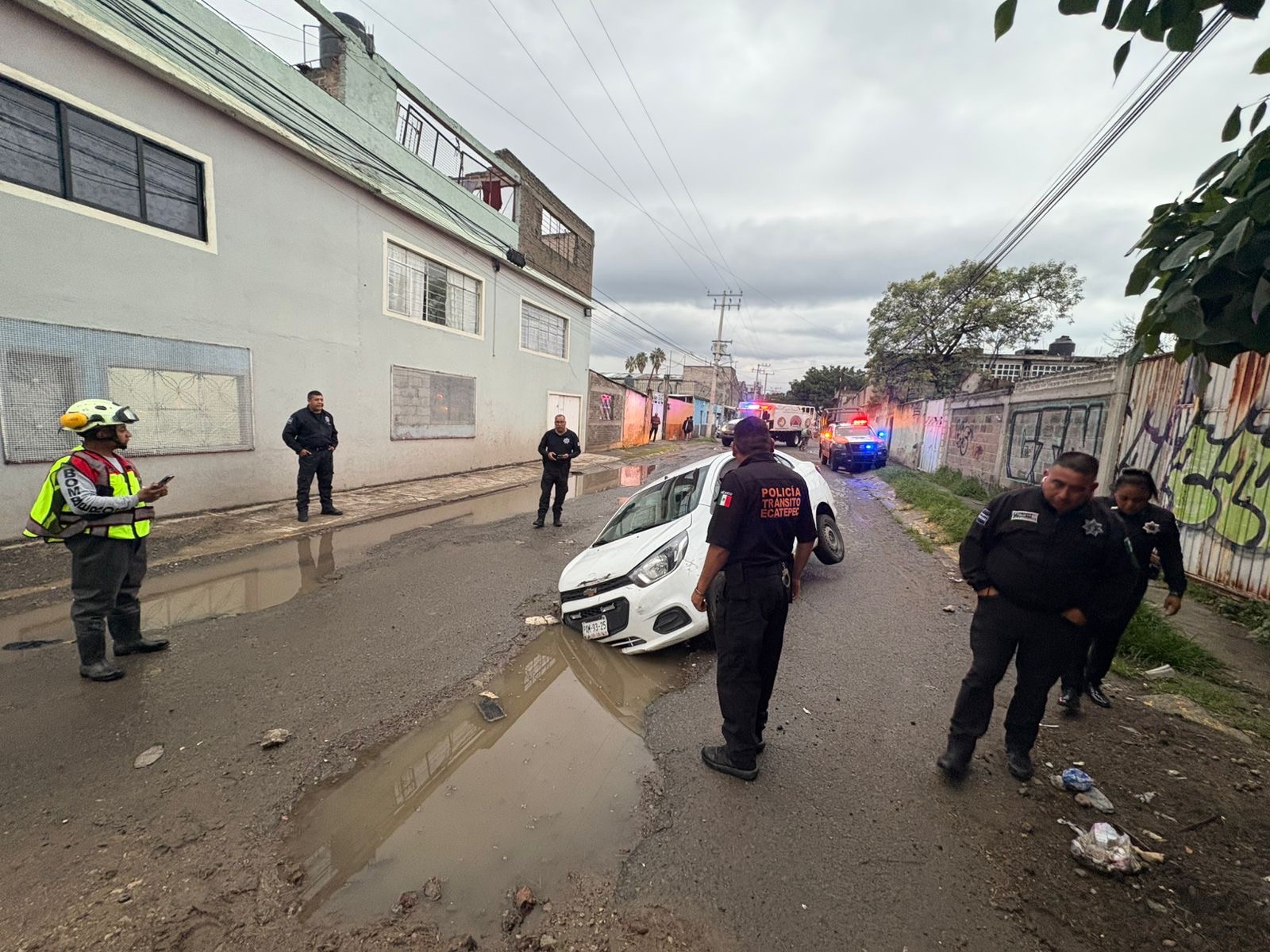 Atienden bomberos socavón en El Chamizal