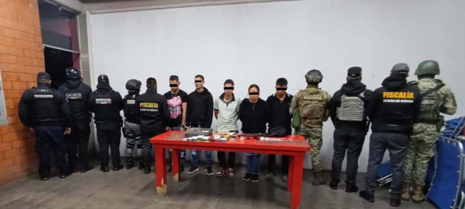 Cae célula de La Chokiza en Ecatepec con armas, droga y 200 mil pesos