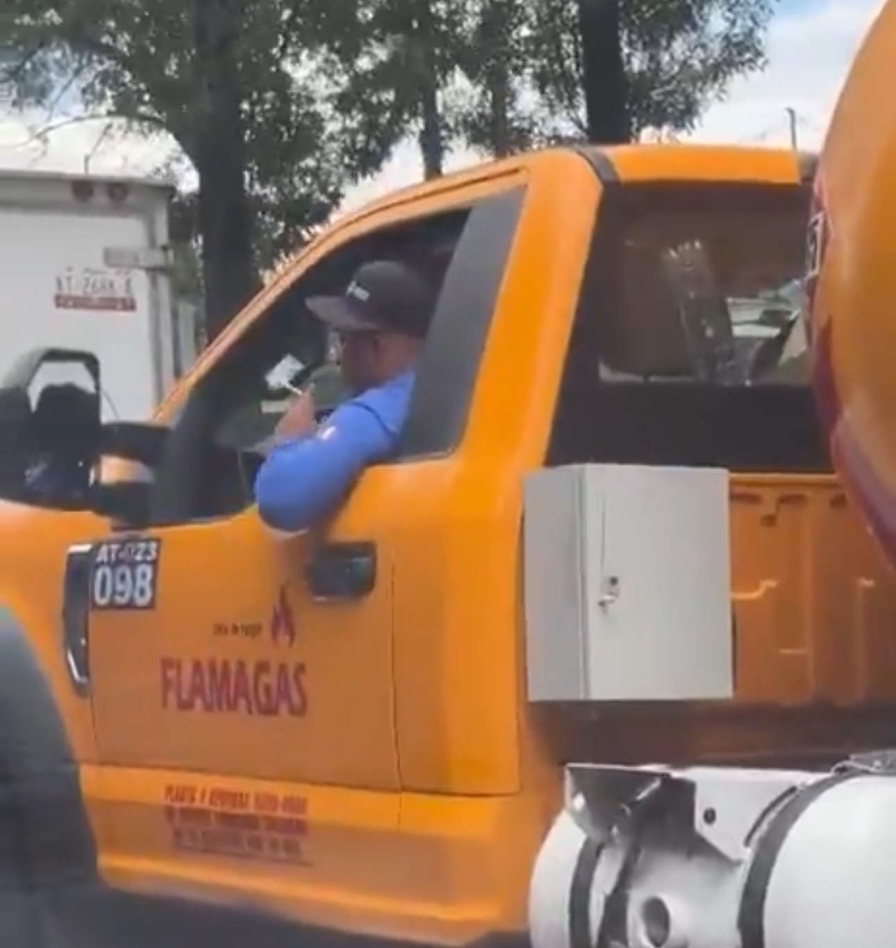 🚨 Flama Gas: Negligencia al volante de una bomba rodante