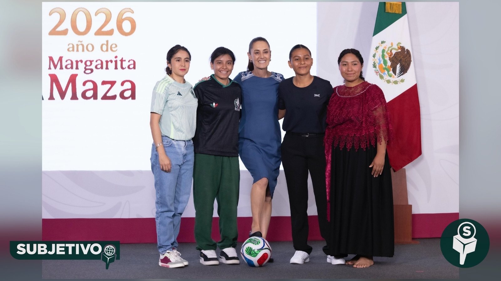 CLAUDIA ENTREGA SU BOLETO DEL MUNDIAL A JOVEN VERACRUZANA