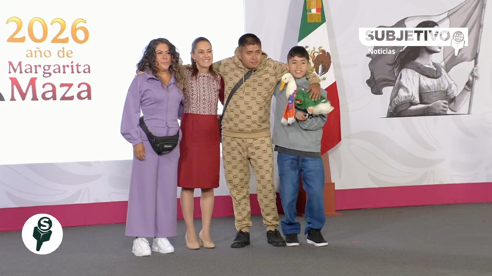 Sheinbaum recibe al pato Merlín en Palacio Nacional