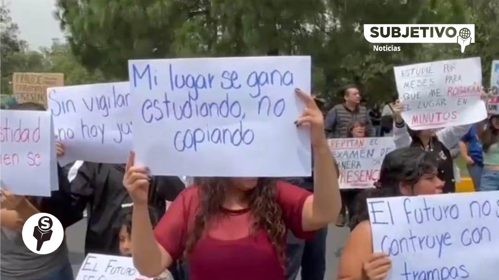 Aspirantes entregan pliego petitorio a Rectoría de la UNAM